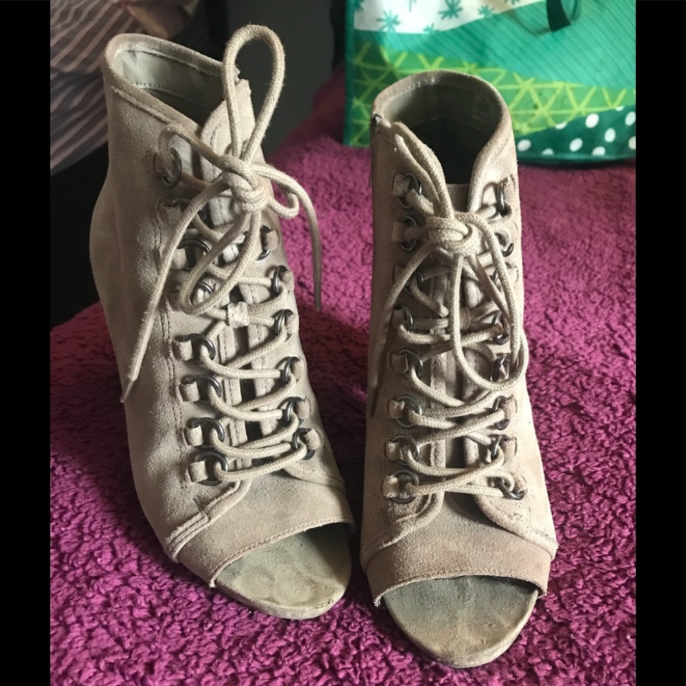 Suede beige laced up zip bootie